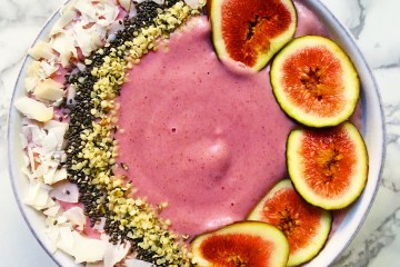 Strawberry Smoothie with Summer Figs | veggiesthenwine.com