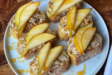 honey walnut goat cheese spread on crostini with pearhoney walnut goat cheese spread on crostini with pear