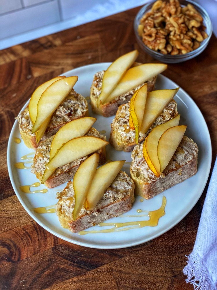 honey walnut goat cheese spread on crostini with pearhoney walnut goat cheese spread on crostini with pear